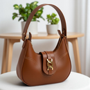 Bolsa Baguete Feminina de Ombro com Zíper e Detalhes Dourados | Loja Celinea
