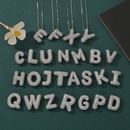 Colar de Letra Inicial com zircônias cravejadas banhado a ouro 18k