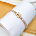 PULSEIRA DE LETRA INCRUSTADO COM ZIRCÔNIA BRILHANTE BANHADA EM OURO 18K
