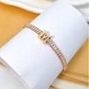 PULSEIRA DE LETRA INCRUSTADO COM ZIRCÔNIA BRILHANTE BANHADA EM OURO 18K